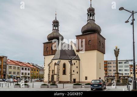 Nachod, Repubblica Ceca- Maggio 23,2021. Centro città con piazza Masaryk, il nuovo municipio e la chiesa medievale di San Lorenzo con due campanili. Foto Stock