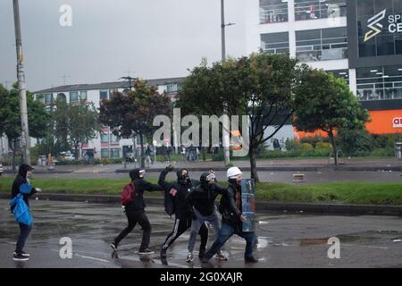 Bogotà, Colombia. 02 giugno 2021. I membri della prima linea di manifestazioni si scontrano con la polizia in rivolta della Colombia (ESMAD) il nuovo giorno di protesta anti-governo a Bogotá, Colombia contro il governo del presidente Iván Duque e la brutalità della polizia il 2 giugno 2021 Credit: Long Visual Press/Alamy Live News Foto Stock