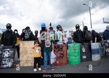 Bogotà, Colombia. 02nd June, 2021. Alcuni bambini si levano in piedi davanti alla chiamata in prima linea in un nuovo giorno di protesta a Bogotá, nel contesto della protesta anti-governo a Bogotá, Colombia contro il governo del presidente Iván Duque e la brutalità della polizia il 2 giugno 2021 Credit: Long Visual Press/Alamy Live News Foto Stock