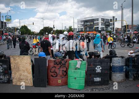 Bogotà, Colombia. 02 giugno 2021. I membri della cosiddetta prima linea detengono scudi in un nuovo giorno di protesta a Bogotá, nel contesto della protesta anti-governativa a Bogotá, Colombia contro il governo del presidente Iván Duque e la brutalità della polizia il 2 giugno 2021 Credit: Long Visual Press/Alamy Live News Foto Stock