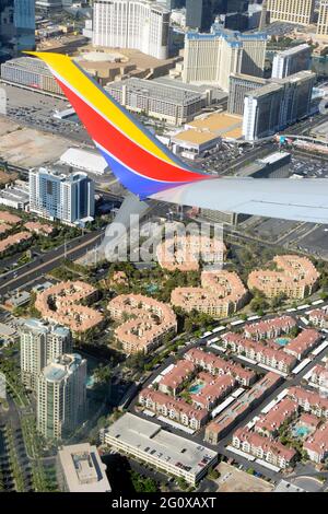 Partenza dall'aeroporto internazionale McCarran di Las Vegas in un Boeing 737-800Max della Southwest Airlines con vista della Strip sottostante dalla finestra Foto Stock