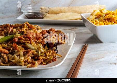 Cibo cinese Moo shu la carne di maiale con Mandarin pancake wrapper e hoisin fagiolo nero salsa di immersione Foto Stock