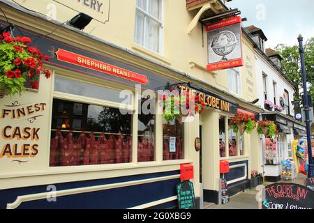 Vista della strada principale di Hythe-a città mercato costiero sul bordo di Romney Marsh, nel quartiere di Folkestone e Hythe sulla costa meridionale del Kent.UK Foto Stock