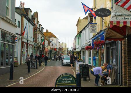 Vista della strada principale di Hythe-a città mercato costiero sul bordo di Romney Marsh, nel quartiere di Folkestone e Hythe sulla costa meridionale del Kent.UK Foto Stock