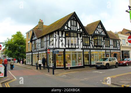 Vista della strada principale di Hythe-a città mercato costiero sul bordo di Romney Marsh, nel quartiere di Folkestone e Hythe sulla costa meridionale del Kent.UK Foto Stock