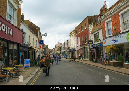 Vista della strada principale di Hythe-a città mercato costiero sul bordo di Romney Marsh, nel quartiere di Folkestone e Hythe sulla costa meridionale del Kent.UK Foto Stock