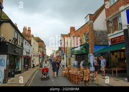 Vista della strada principale di Hythe-a città mercato costiero sul bordo di Romney Marsh, nel quartiere di Folkestone e Hythe sulla costa meridionale del Kent.UK Foto Stock