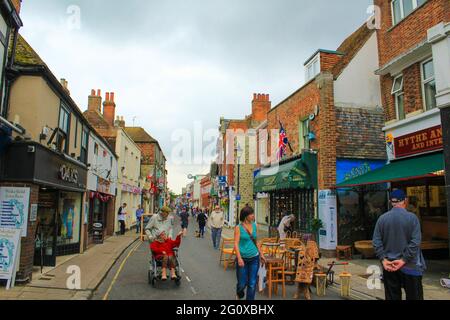 Vista della strada principale di Hythe-a città mercato costiero sul bordo di Romney Marsh, nel quartiere di Folkestone e Hythe sulla costa meridionale del Kent.UK Foto Stock