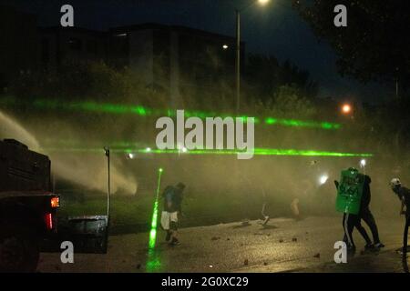 Bogota, Cundinamarca, Colombia. 2 Giugno 2021. Dimostratore usare le luci laser flash per ciechi poliziotti in rivolta della Colombia (ESMAD) durante gli scontri come un nuovo giorno di protesta anti-governo a BogotÃ¡, Colombia contro il governo del presidente IvÃ¡n Duque e la brutalità della polizia il 2 giugno 2021 Credit: Daniel Romero/LongVisual/ZUMA Wire/Alamy Live News Foto Stock