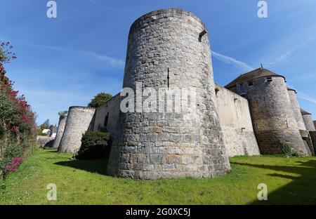 La fortezza di Dourdan è una costruzione militare, costruita nel 13 ° secolo per difendere la parte meridionale della proprietà reale. Regione parigina. Francia. Foto Stock