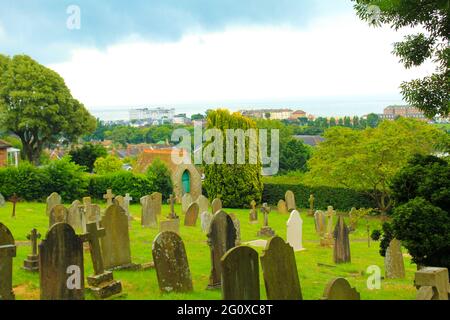 Cimitero della chiesa medievale di St Leonard Hythe, INGHILTERRA Foto Stock
