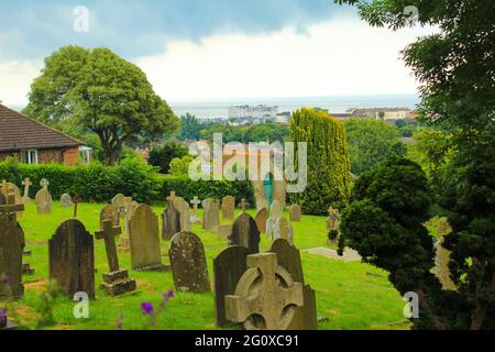 Cimitero della chiesa medievale di St Leonard Hythe, INGHILTERRA Foto Stock