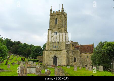 Vista della chiesa medievale di St Leonard Hythe, INGHILTERRA Foto Stock