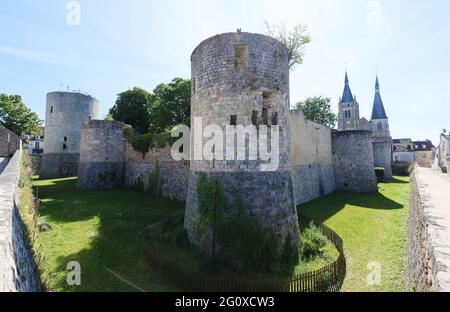 La fortezza di Dourdan è una costruzione militare, costruita nel 13 ° secolo per difendere la parte meridionale della proprietà reale. Regione parigina. Francia. Foto Stock