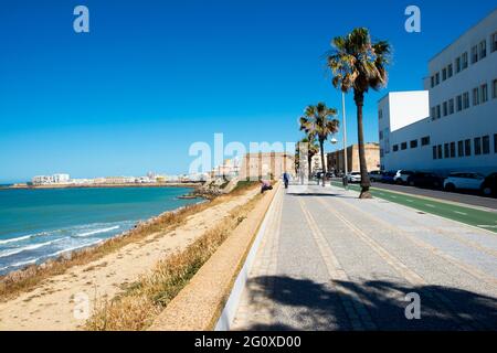 Vista panoramica sulla Promenade e sulla spiaggia di Victoria a Cádiz Foto Stock
