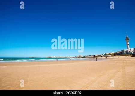 Vista panoramica sulla Promenade e sulla spiaggia di Victoria a Cádiz Foto Stock