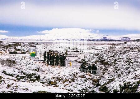 Silfra, Islanda-19 febbraio 2020: Subacquei che si preparano ad entrare in acqua a Silfra Rift, il luogo dove Eurasian e la piastra tettonica americana A. Foto Stock