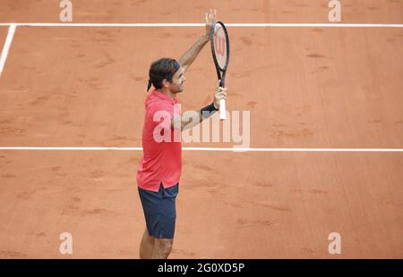 Roger Federer della Svizzera celebra la sua seconda vittoria nel giorno 5 del torneo di tennis Open 2021, Grand Slam, il 3 giugno 2021 allo stadio Roland-Garros di Parigi, Francia - Foto Jean Catuffe / DPPI / LiveMedia Foto Stock