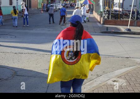 Yumbo, Colombia. 02 giugno 2021. Un manifestante porta una bandiera colombiana capovolta come manifestazioni contro il governo del presidente Ivan Duque aumento adnista polizia brutalità e disordini che hanno portato ad almeno 70 morti durante il primo mese di manifestazioni. A Yumbo, Valle del Cauca, Colombia il 2 giugno 2021. Credit: Long Visual Press/Alamy Live News Foto Stock