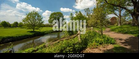 Paesaggio, recinzione, fiume Wey e campo da golf Wisley nel luminoso sole di primavera Surrey Foto Stock