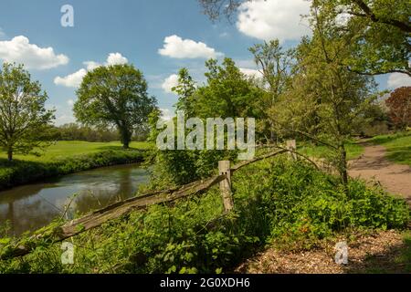 Paesaggio, recinzione, fiume Wey e campo da golf Wisley nel luminoso sole di primavera Surrey Foto Stock