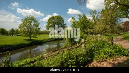 Paesaggio, recinzione, fiume Wey e campo da golf Wisley nel luminoso sole di primavera Surrey Foto Stock