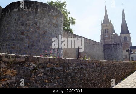 La fortezza di Dourdan è una costruzione militare, costruita nel 13 ° secolo per difendere la parte meridionale della proprietà reale. Regione parigina. Francia. Foto Stock