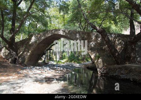 Il ponte di Kelefos è uno dei numerosi ponti veneziani in pietra. Foto Stock