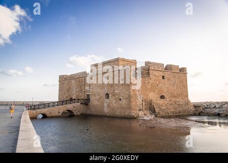 Il castello medievale una volta sorvegliava l'ingresso al porto di Paphos. Foto Stock