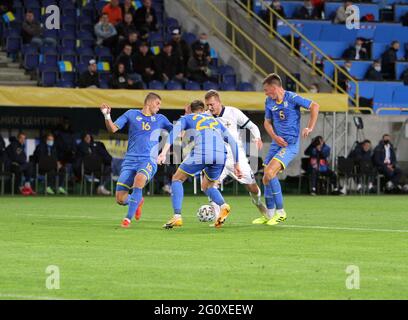 DNIPRO, UCRAINA - 03 GIUGNO 2021 - i giocatori delle squadre nazionali di Ucraina Vitalii Mykolenko, Mykola Matvienko, Serhii Sydorchuk (kit blu) (da L a R) e Irlanda del Nord George Seville sono visti in azione durante la partita amichevole sul campo dello stadio Dnipro-Arena, Dnipro, Ucraina orientale Credit: Ukrinform/Alamy Live News Foto Stock