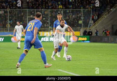 DNIPRO, UCRAINA - 03 GIUGNO 2021 - i giocatori sono visti in azione durante la partita amichevole tra le squadre nazionali di Ucraina (divisa blu e gialla) e l'Irlanda del Nord sul campo dello stadio Dnipro-Arena, Dnipro, Ucraina orientale Credit: Ukrinform/Alamy Live News Foto Stock