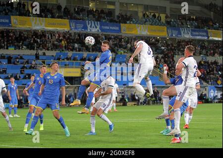 DNIPRO, UCRAINA - 03 GIUGNO 2021 - i giocatori delle squadre nazionali di Ucraina Serhii Sydorchuk, Illia Zabarnyi, Mykola Matvienko e Irlanda del Nord Kiaron Brown e Daniel Ballard (davanti, da L a R) sono visti in azione durante la partita amichevole sul campo dello stadio Dnipro-Arena, Dnipro, eastern Ukrinform/Alamy Live News Foto Stock