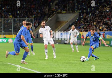 DNIPRO, UCRAINA - 03 GIUGNO 2021 - giocatori delle squadre nazionali di Ucraina Andrii Yarmolenko (kit blu) e Irlanda del Nord Niall McGinn (R a L) sono visti in azione durante la partita amichevole sul campo dello stadio Dnipro-Arena, Dnipro, Ucraina orientale Credit: Ukrinform/Alamy Live News Foto Stock