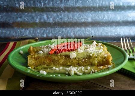 Enchiladas messicane con cremosa salsa di peperoni poblano e formaggio queso all'aperto Foto Stock