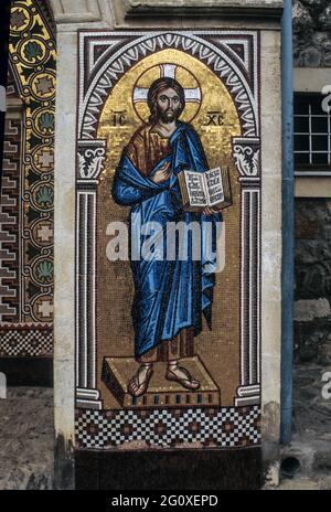 Un grande mosaico accanto alla porta del famoso monastero di Kykkos nelle montagne Troodos di Cipro. Foto Stock