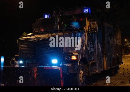 Medellin, Antioquia, Colombia. 2 Giugno 2021. Una polizia in rivolta della Colombia ha blindato turck durante gli scontri con i dimostranti mentre le proteste anti-governative si sono risolte in una quinta settimana contro il governo della riforma fiscale e sanitaria del presidente Ivan Duque, e l'abuso da parte della polizia di casi di autorità a Medellin, Colombia, il 2 giugno 2021. Credit: Meyer Juana/LongVisual/ZUMA Wire/Alamy Live News Foto Stock