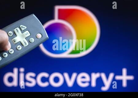 Brasile. 03 giugno 2021. In questa illustrazione, una persona che tiene il telecomando del televisore e il logo Discovery (Plus) sullo sfondo. (Foto di Rafael Henrique/SOPA Images/Sipa USA) Credit: Sipa USA/Alamy Live News Foto Stock