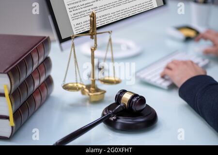 Online diritto e Legal Tech. Avvocato che utilizza la tecnologia Foto Stock