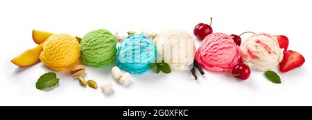 Assortimento di tazze per gelato su sfondo bianco. Set colorato di scoop di gelato di sapori diversi. Gelato isolato con noci, vaniglia, menta, Foto Stock