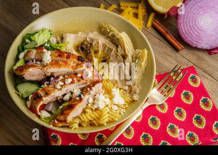 Insalata greca di pasta di shawarma e hummus con formaggio feta Foto Stock