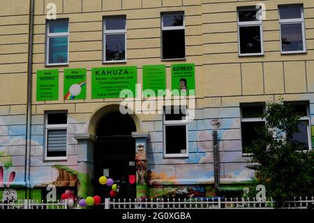 Ben Zucker bei der Ankunft im KAHUZA e.V. von seiner Fahrrad-Tour für guten Zweck über fünf Tage im Rahmen des RTL-Spendenmarathons 'Wir helfen Kinder Foto Stock