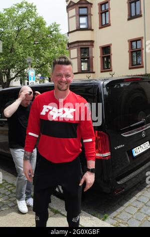 Ben Zucker bei der Ankunft im KAHUZA e.V. von seiner Fahrrad-Tour für guten Zweck über fünf Tage im Rahmen des RTL-Spendenmarathons 'Wir helfen Kinder Foto Stock