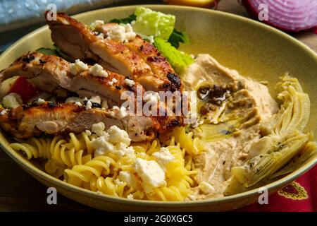 Insalata greca di pasta di shawarma e hummus con formaggio feta Foto Stock