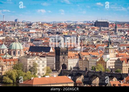 Paesaggio urbano di Praga - scatto preso dal castello di Praga che domina parte del Ponte Carlo e la Città Vecchia e la Città Nuova Foto Stock