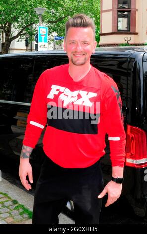 Ben Zucker bei der Ankunft im KAHUZA e.V. von seiner Fahrrad-Tour für guten Zweck über fünf Tage im Rahmen des RTL-Spendenmarathons 'Wir helfen Kinder Foto Stock