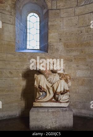 Statua all'interno della Basilica di San Giorgio, del Castello di Praga, Repubblica Ceca Foto Stock