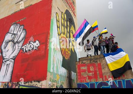 Bogotà, Colombia, 2 giugno 2021, misak nativi al monumento degli eroi per protestare contro il governo e la violenza della polizia Foto Stock