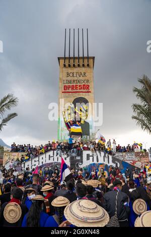 Bogotà, Colombia, 2 giugno 2021, misak nativi al monumento degli eroi per protestare contro il governo e la violenza della polizia Foto Stock