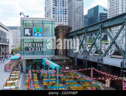 I tavoli vuoti del Southbank Centre Restaurant durante il giorno. Londra Foto Stock