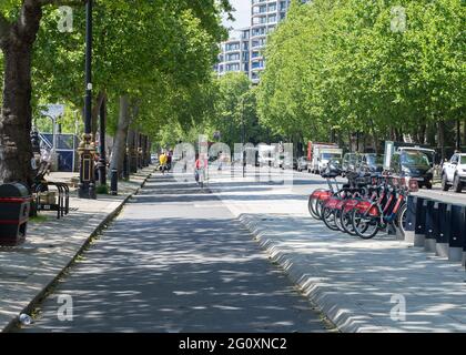 Una pista ciclabile lungo Victoria Embankment in una calda e soleggiata giornata estiva. Londra Foto Stock